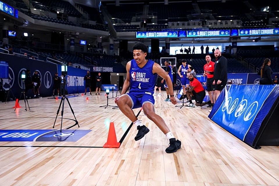 现年, 他的双向合, com